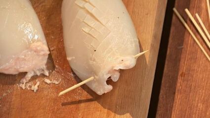 кальмар с муссом из лосося под вишневым соусом