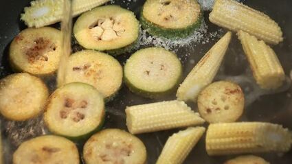 кальмар с муссом из лосося под вишневым соусом