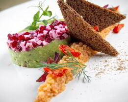 Мусс из авокадо с киноа и свеклой