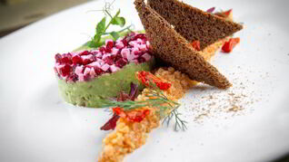 Мусс из авокадо с киноа и свеклой