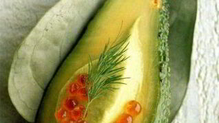 Мусс из авокадо с красной икрой