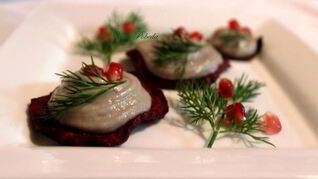 Селедочный мусс на свекольных чипсах