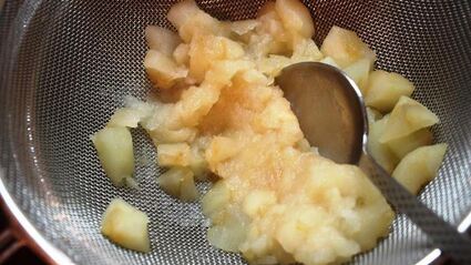 селедочный мусс на свекольных чипсах