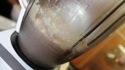 селедочный мусс на свекольных чипсах