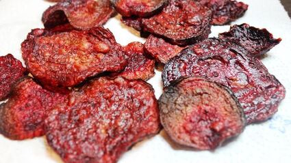 селедочный мусс на свекольных чипсах