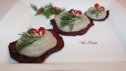 селедочный мусс на свекольных чипсах