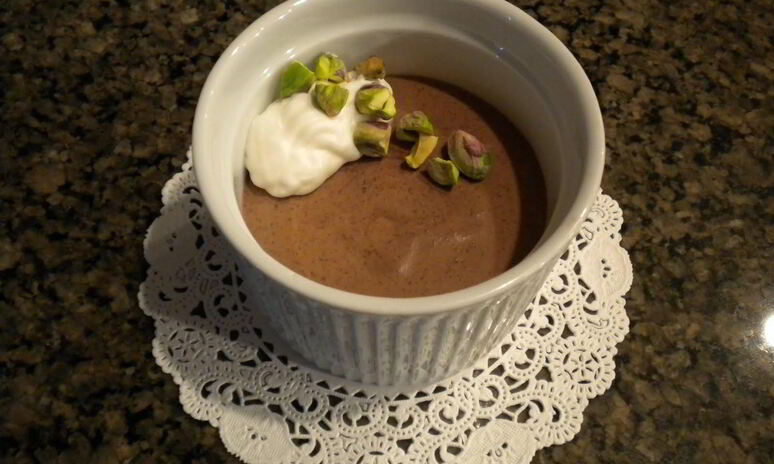 Рецепт шоколадный мусс с кремом и фисташками