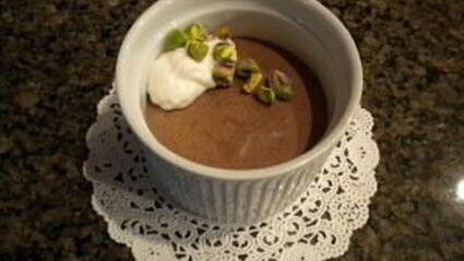 шоколадный мусс с кремом и фисташками