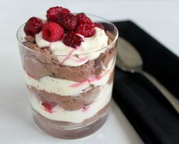 Шоколадный мусс с малиной