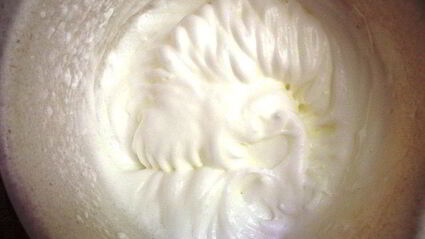 шоколадный мусс с нежным сливочным кремом и абрикосовым желе