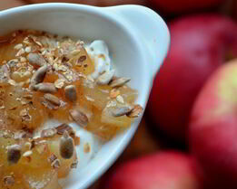 Творожный мусс с яблочным соусом