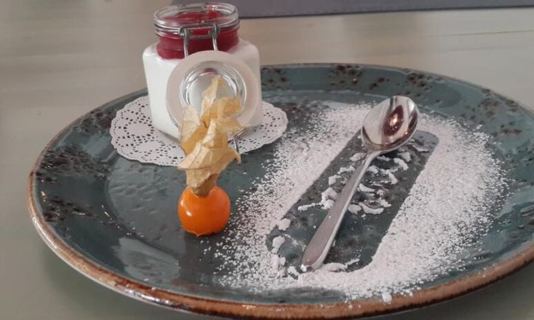 Рецепт панна котта с брусничным соусом и физалисом