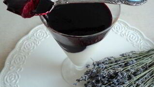 Панна котта с лавандой и черничным соусом