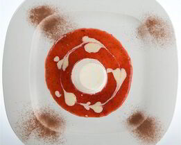 Панна-котта с пахтой, клубникой и черным перцем