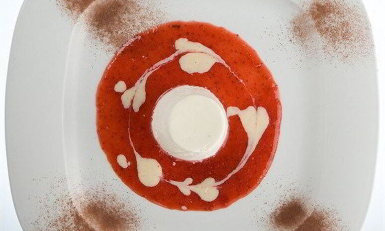 Рецепт панна-котта с пахтой, клубникой и черным перцем