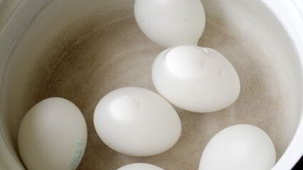 красим пасхальные яйца в розовый цвет соком свеклы