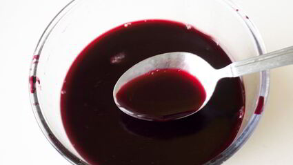 красим пасхальные яйца в розовый цвет соком свеклы