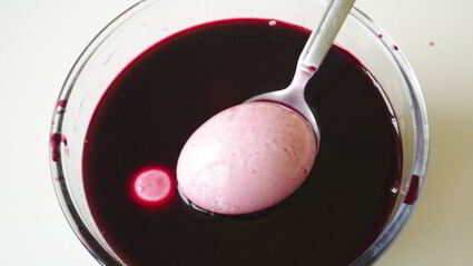 красим пасхальные яйца в розовый цвет соком свеклы