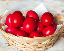 Красные пасхальные яйца