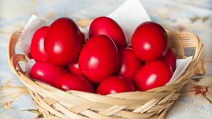 красные пасхальные яйца