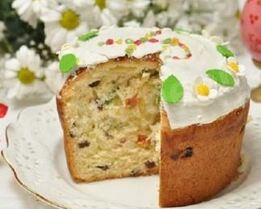 Кулич с изюмом и цукатами