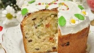 Кулич с изюмом и цукатами