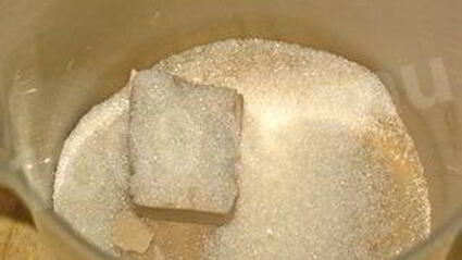 кулич с изюмом и цукатами