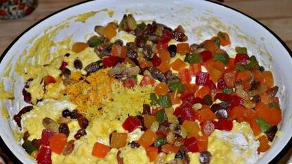 кулич с изюмом и цукатами