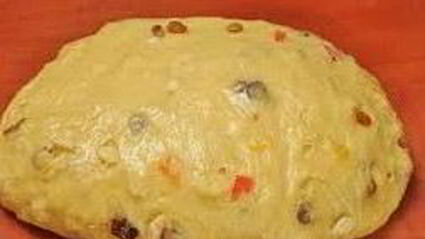 кулич с изюмом и цукатами