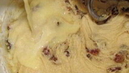 кулич с изюмом