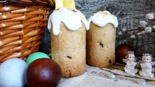 Пасхальный кулич на сметане с миндалем и цукатами