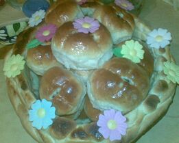 Пасхальные булочки в корзинке