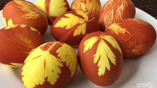 Простая покраска пасхальных яиц