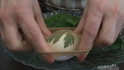 простая покраска пасхальных яиц