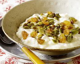 Пудинг с изюмом и тыквенными семечками