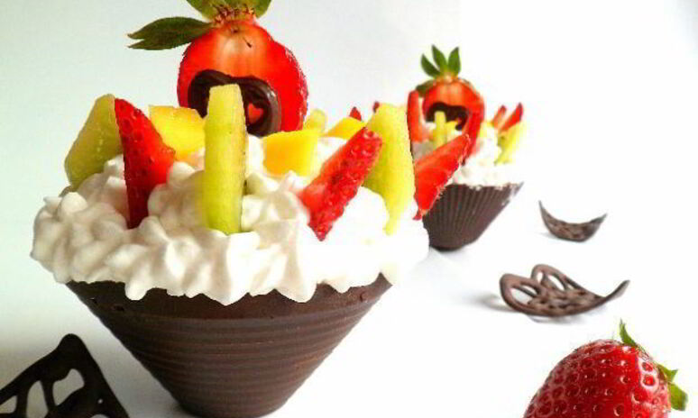 Рецепт шоколадные корзинки со взбитыми сливками, фруктами и ягодой