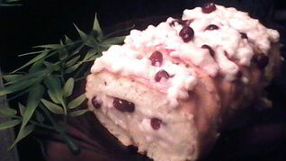 Бисквитный рулет с брусничным суфле