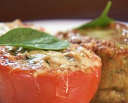 Суфле из трески с медово-горчичным соусом и запеченными помидорами