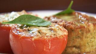 Суфле из трески с медово-горчичным соусом и запеченными помидорами