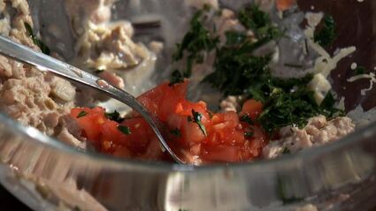 суфле из трески с медово-горчичным соусом и запеченными помидорами