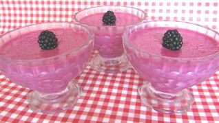 Суфле из ягод ежевики со сгущенным молоком