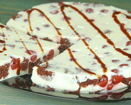 Торт-суфле с бисквитом и вишнями