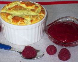 Воздушное творожное суфле с малиновым соусом