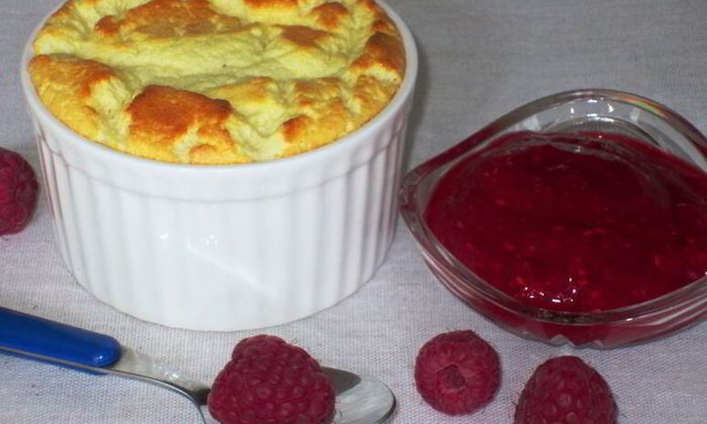 Рецепт воздушное творожное суфле с малиновым соусом