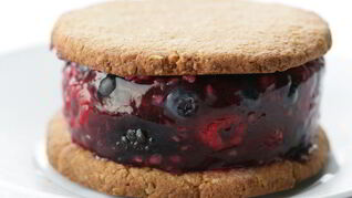 Ягодное желе с кокосовыми крекерами