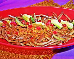 Чечевица с пикантным луком и авокадо