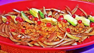 Чечевица с пикантным луком и авокадо