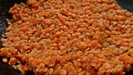 чечевица с пикантным луком и авокадо