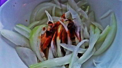 чечевица с пикантным луком и авокадо