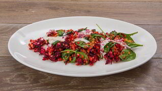 Чечевица со свеклой, шпинатом и йогуртной заправкой